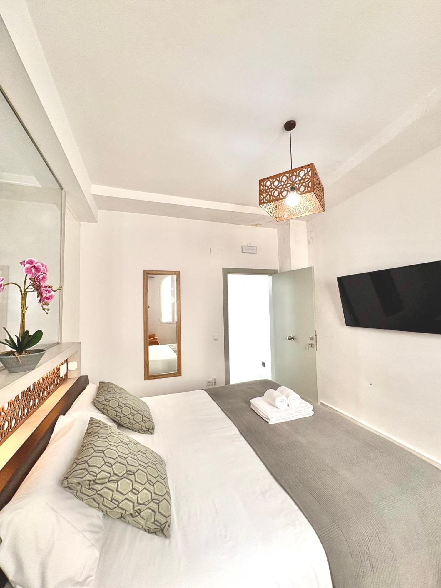 Unique House - Private Spa&Pool -StayinСевилья Экстерьер фото